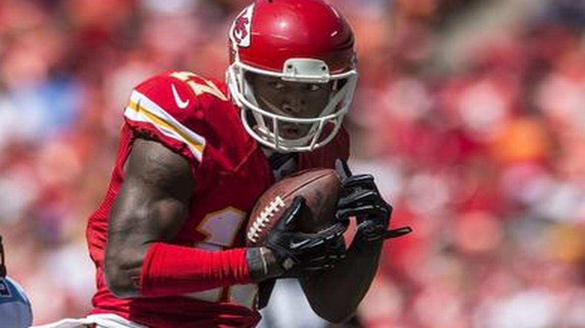 
Kansas City Chiefs wide receiver Donnie Avery (right) caught a 15-yard pass in front of Tennessee Titans cornerback Jason McCourty in week one.
