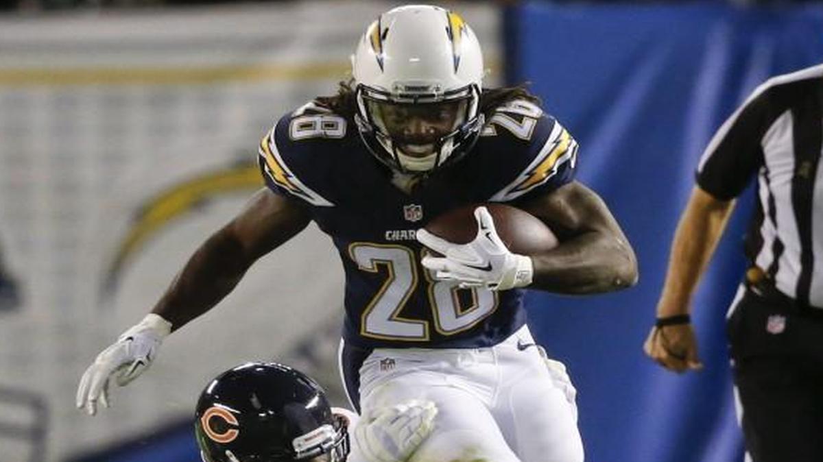 San Diego Chargers running back Melvin Gordon tried to get away from the Chicago Bears inside linebacker Christian Jones during a game on Nov. 9.