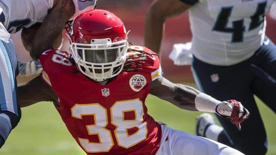 
Kansas City Chiefs cornerback Ron Parker tackled Tennessee Titans running back Dexter McCluster during a 26-10 loss in week one.
