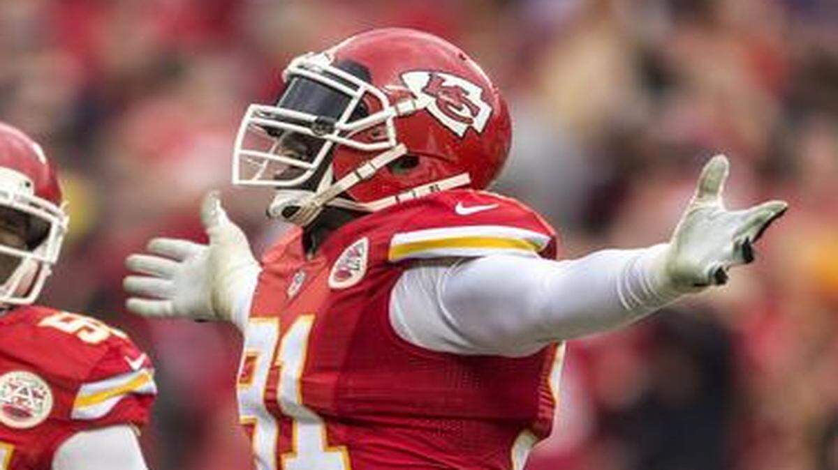 
Kansas City Chiefs outside linebacker Tamba Hali (right) celebrated his fourth quarter sack of Oakland Raiders quarterback Derek Carr with teammate Dee Ford on Dec. 14, 2014, at Arrowhead Stadium.
