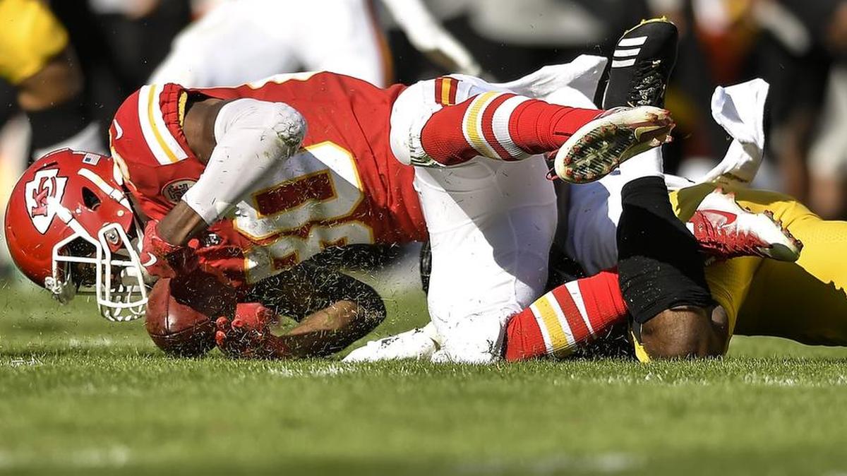 Kansas City Chiefs wide receiver Jehu Chesson (80) recovered a first quarter punt from Dustin Colquitt against the Pittsburgh Steelers on October 15, 2017 at Arrowhead Stadium in Kansas City. The play led to a Chiefs field goal.