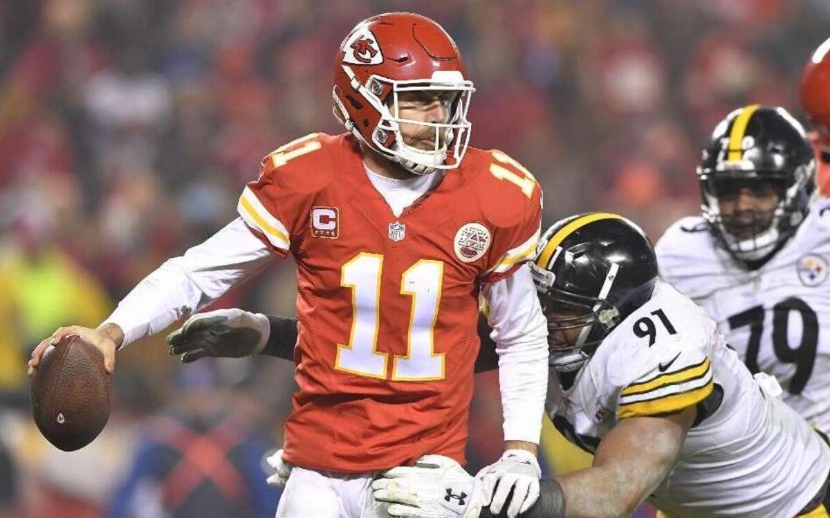Chiefs quarterback Alex Smith tried to get away from Steelers defensive end Stephon Tuitt in the third quarter of Sunday’s playoff game at Arrowhead Stadium.