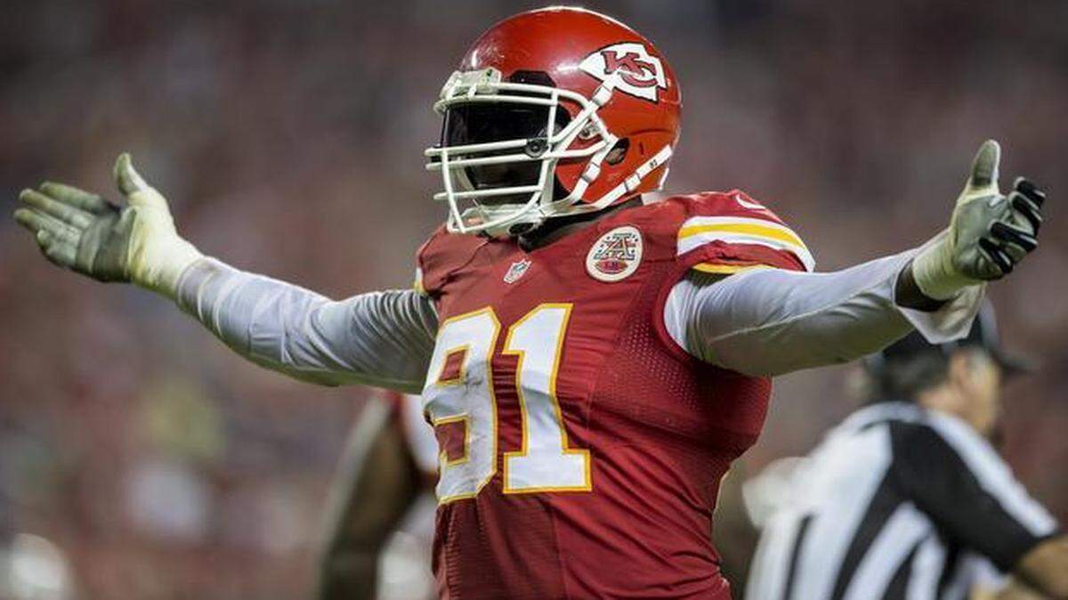 
Veteran outside linebacker Tamba Hali has agreed to a restructured deal with the club, a league source confirmed to The Star on Sunday. Terms of the restructure are not available, but the Chiefs stood to save $9 million by releasing Hali, who had a cap number of $12 million this season.
