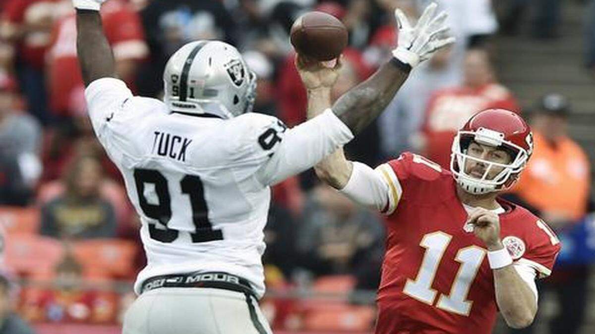 
Kansas City Chiefs quarterback Alex Smith threw a 37-yard pass over Oakland Raiders defensive end Justin Tuck to wide receiver Dwayne Bowe in the second quarter on Sunday at Arrowhead Stadium in Kansas City, Mo.
