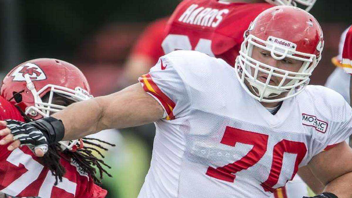 
Chiefs defensive end Mike DeVito (right) spent plenty of time on the playing field at training camp last year, but an Achilles’ injury cut his regular season short.
