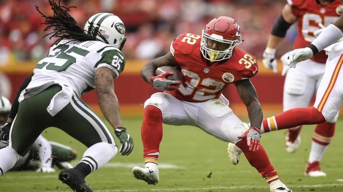 Kansas City Chiefs running back Spencer Ware looked to elude the tackle of New York Jets safety Calvin Pryor in the first quarter of Sunday’s game.