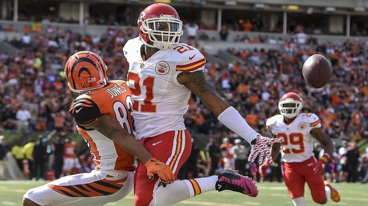 
Kansas City Chiefs cornerback Sean Smith reached back for a deflected pass off the shoulder pads of Cincinnati Bengals wide receiver Marvin Jones in the third quarter of Sunday’s game. The Bengals won, 36-21.
