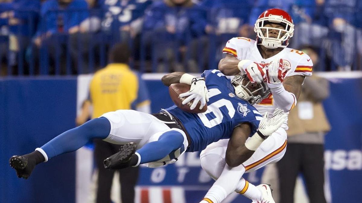 
Chiefs cornerback Sean Smith (right) couldn’t stop a catch by Colts wide receiver Da’Rick Rogers during an AFC playoff game Jan. 4, 2014.

