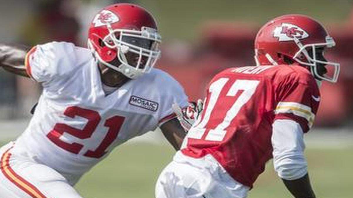 
Kansas City Chiefs cornerback Sean Smith (21) defended the pass route of Kansas City Chiefs wide receiver Donnie Avery (17) Saturday morning during Kansas City Chiefs summer training camp practice at Missouri Western State University in St. Joseph, Mo.
