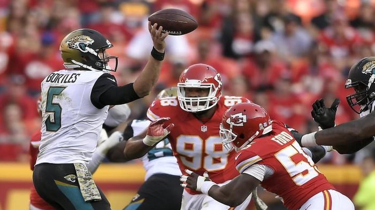 Jaguars quarterback Blake Bortles (left) was pressured by Kansas City Chiefs defensive tackle Kendall Reyes (middle) and linebacker Dee Ford during Sunday’s game.