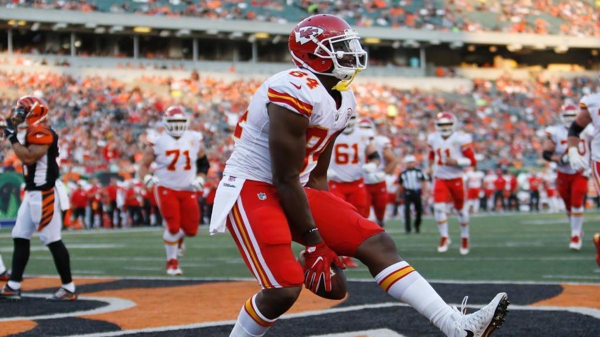 Chiefs tight end Demetrius Harris celebrated after scoring a touchdown in the first half against the Bengals Saturday in Cincinnati.