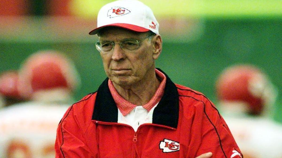 
Former Kansas City Chiefs Chairman of the Board Jack W. Steadman in 1999.
