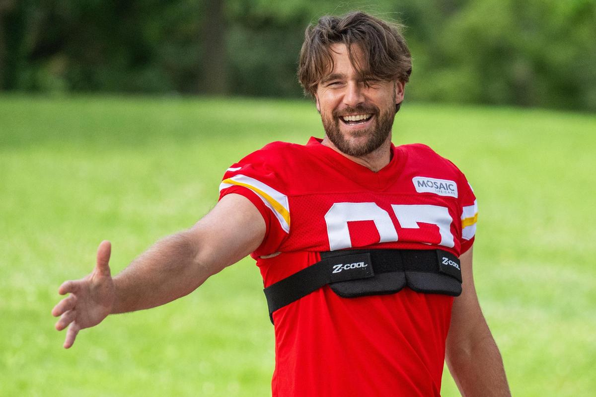 Kansas City Chiefs tight end Travis Kelce (87) waves to fans while walking towards the practice field on the first day of Chiefs training camp on Tuesday, July 22, 2025 in St. Joseph.