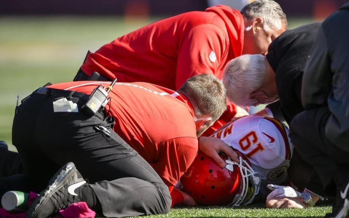 
Kansas City Chiefs wide receiver Jeremy Maclin was tended to by the medical staff during the fourth quarter on Sunday.
