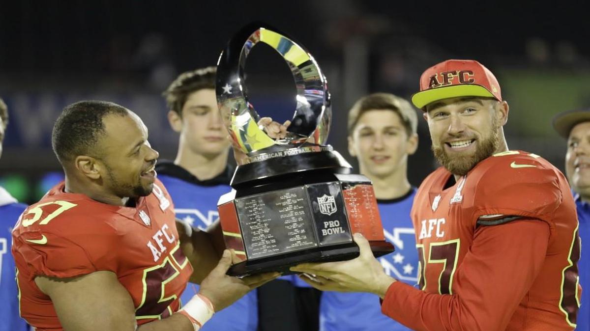 Chiefs tight end Travis Kelce (right) and Bills linebacker Lorenzo Alexander held the MVP trophy following Sunday’s Pro Bowl.
