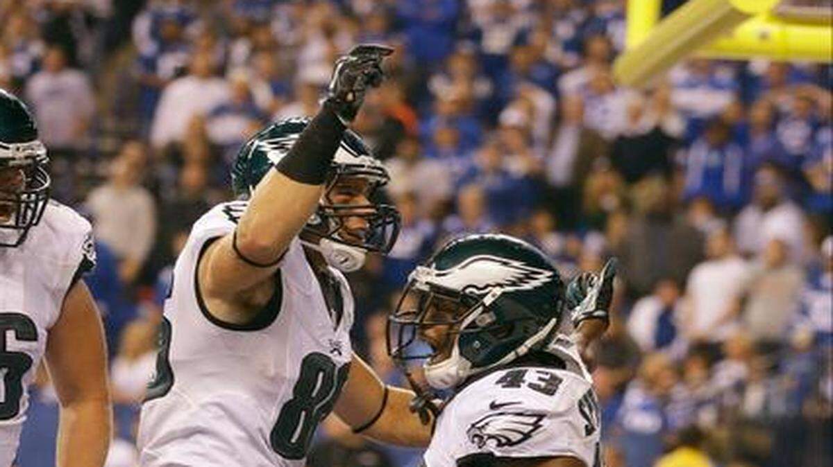 Former K-State running back Darren Sproles (right) celebrated after scoring a touchdown for the Eagles.<252><252>