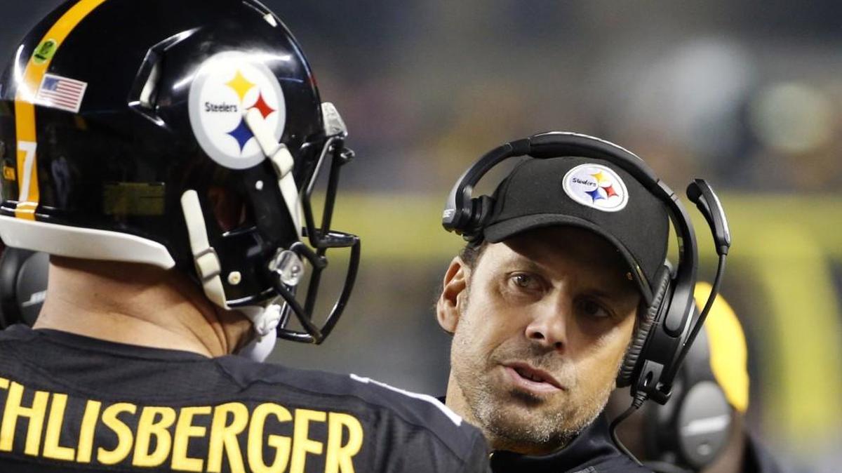 Pittsburgh Steelers offensive coordinator Todd Haley talked with quarterback Ben Roethlisberger during a game last year.
