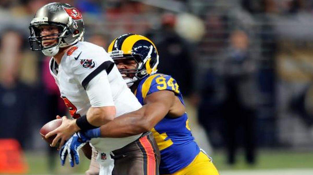 
St. Louis Rams defensive end Robert Quinn (right) was a half-sack away from tying for the NFL lead last season and has Gregg Williams coaching him this year.
