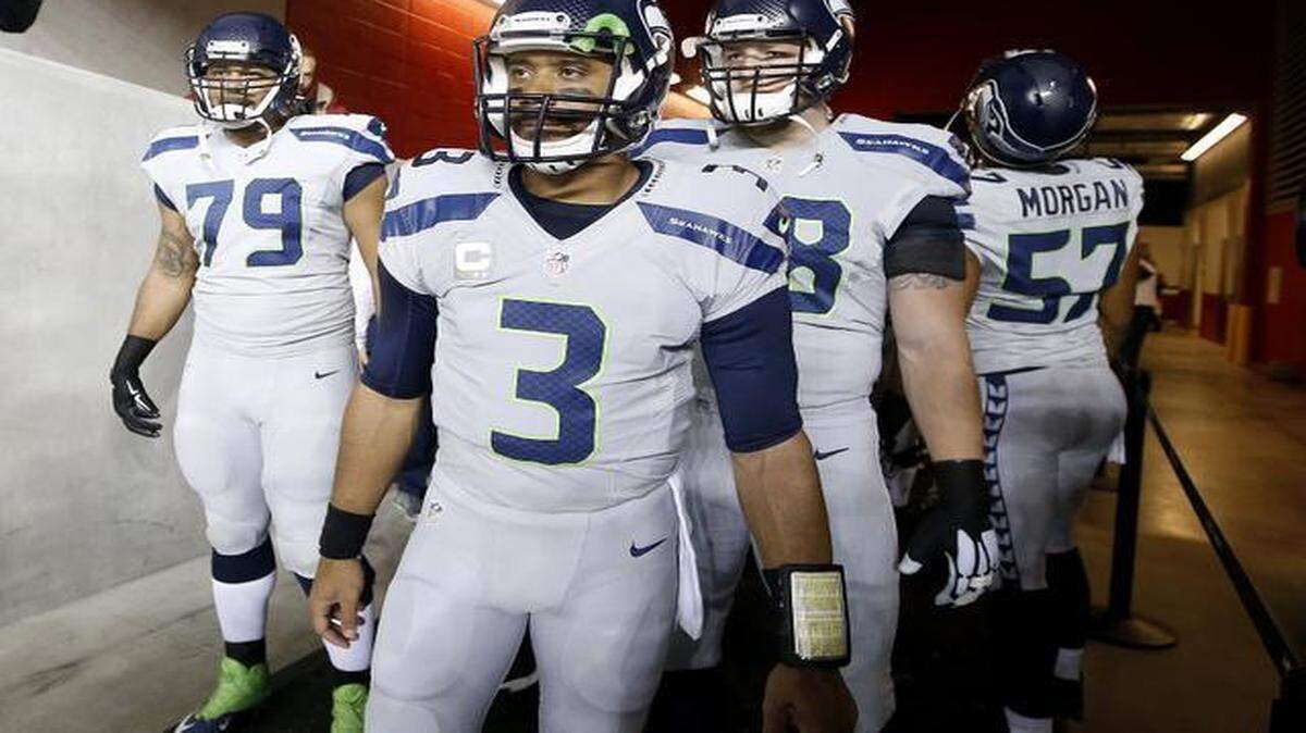 
Former Missouri offensive lineman Justin Britt stood behind Seahawks quarterback Russell Wilson and next to tackle Garry Gilliam (79) before a game against San Francisco.
