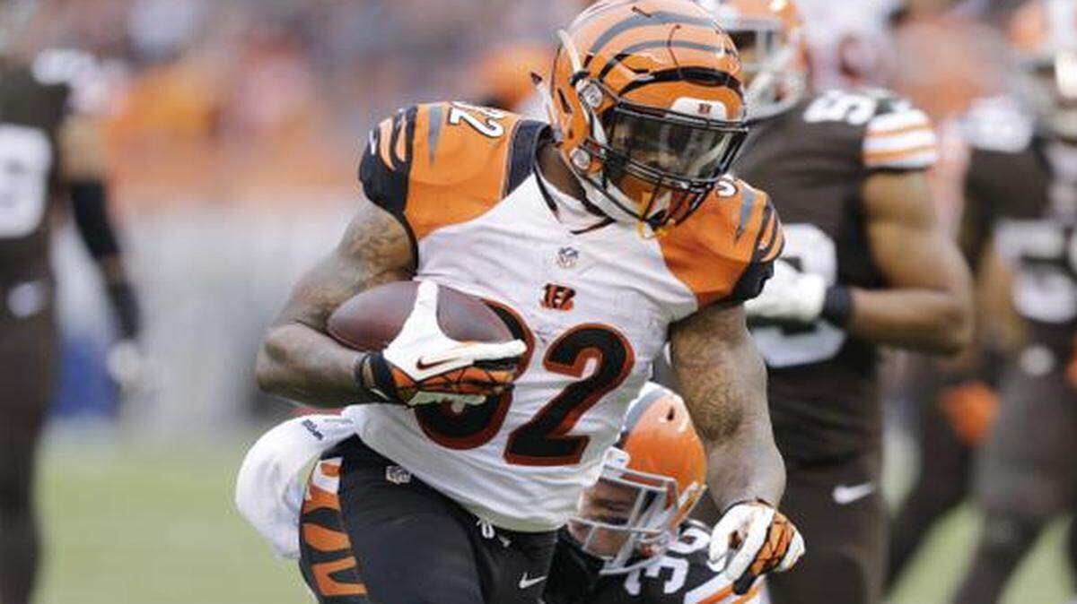 
Cincinnati Bengals running back Jeremy Hill (32) ran for a touchdown against the Cleveland Browns in the second quarter on Sunday in Cleveland.
