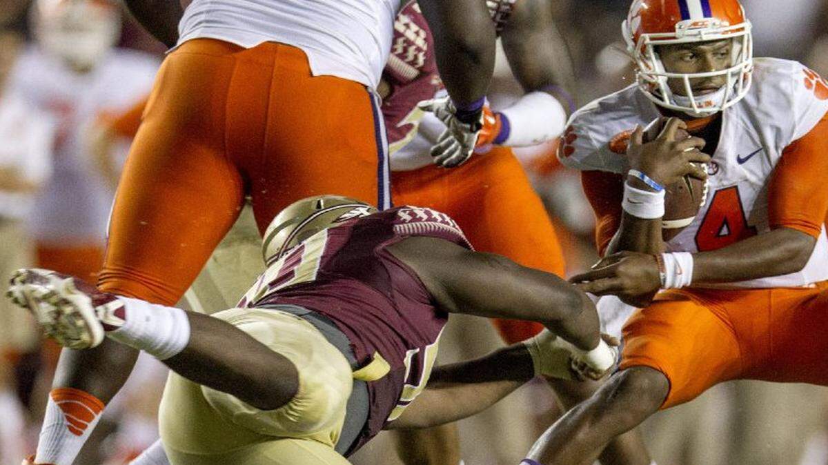
Florida State defensive tackle Eddie Goldman put pressure on Clemson quarterback Deshaun Watson in a game last September.
