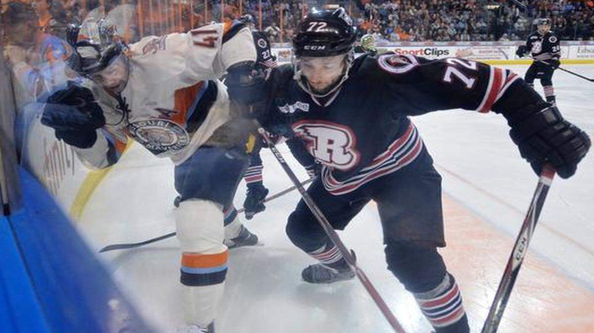 
The Mavericks’ Garrett Bembridge (left) and the Rush’s Scott Brannon battled for the puck along the boards Saturday night at the Independence Events Center. The Mavericks won the game 3-2.
