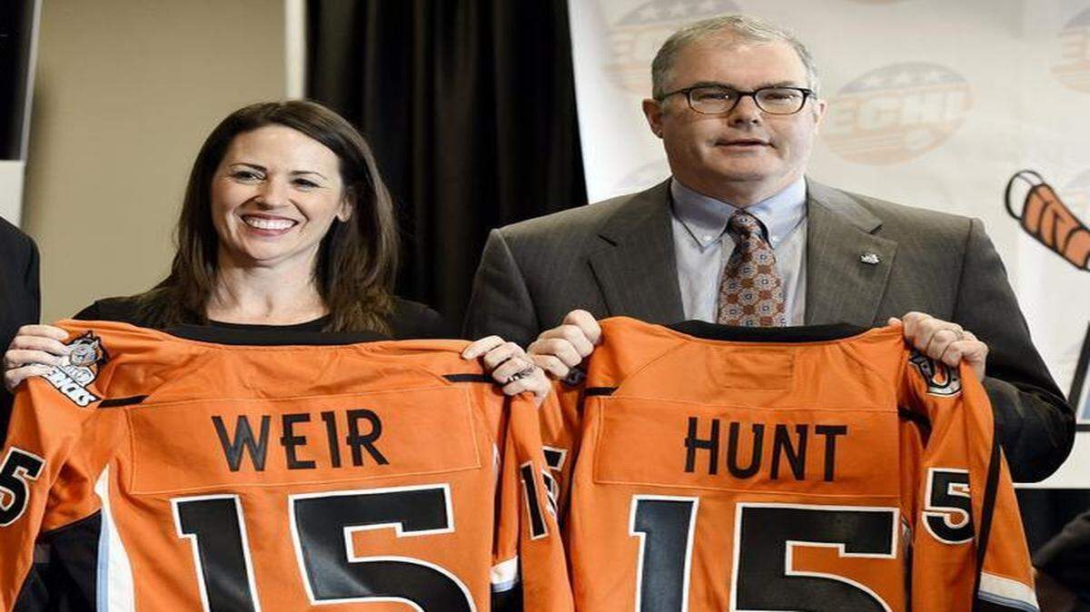 
The new owner of the Missouri Mavericks hockey team, Lamar Hunt Jr. (right), and Independence mayor Eileen Weir hold up team jerseys Friday at the Independence Events Center in Independence, Mo.
