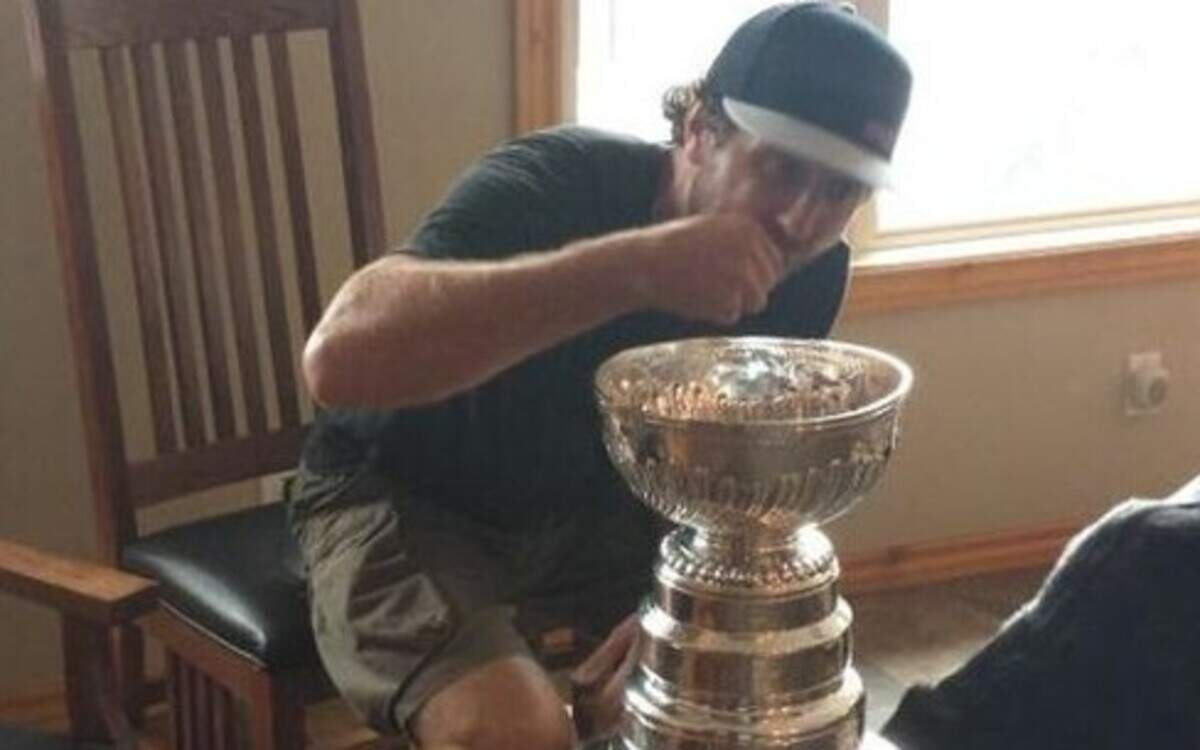 
Mike Richards of the Los Angeles Kings used the Stanley Cup to have cereal.
