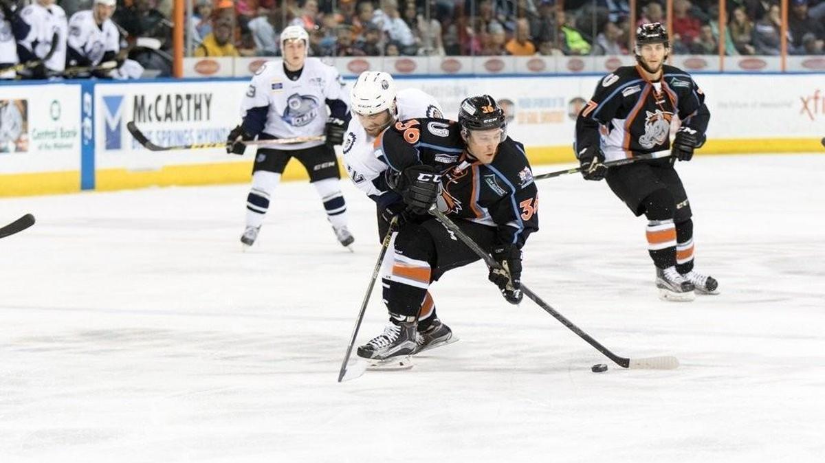 The Mavs’ Kellen Jones (center) controlled the puck during Missouri’s loss to Evansville on Sunday.