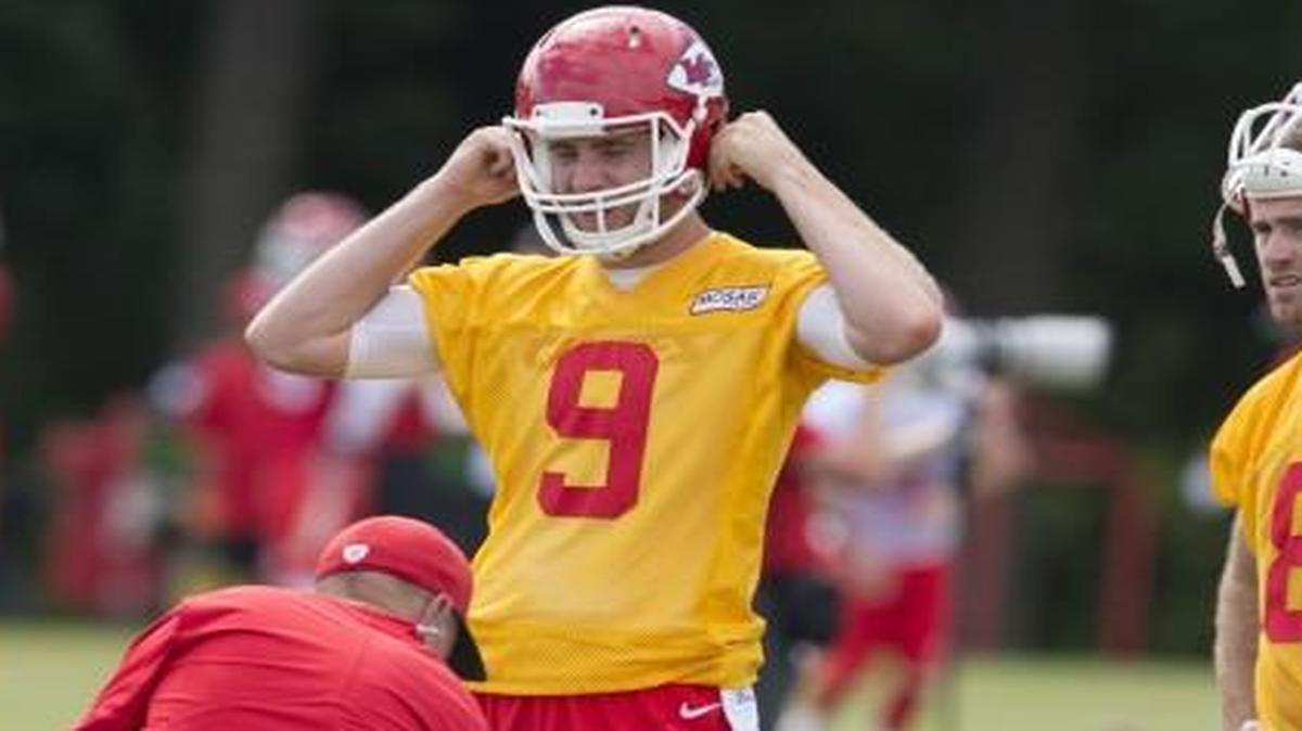 Chiefs quarterback Tyler Bray (9) had a successful day Sunday, operating with ease in the team’s two-minute drill.