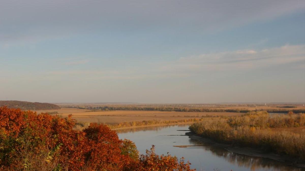 Four states are visible from the wood platform overlook on the north edge of White Cloud: Kansas, Nebraska, Iowa and Missouri. Hwy K-7 is visible to the south; the Missouri River curves below the bluff and extends both north and south from the overlook.