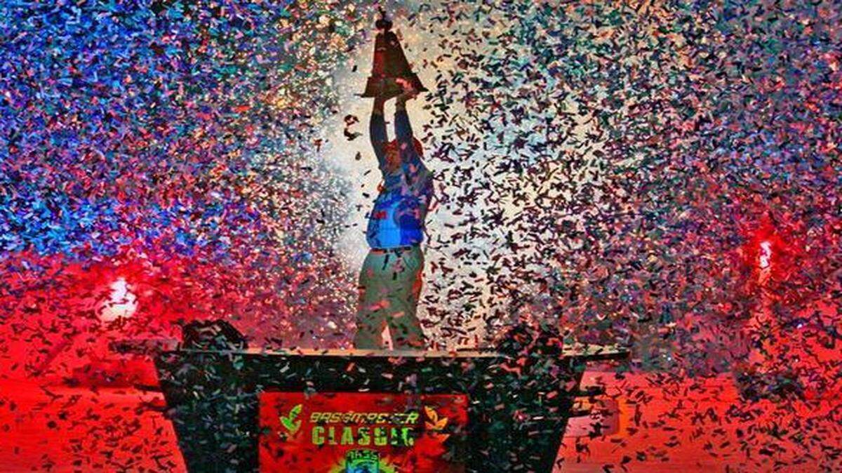 
Alton Jones of Waco, Texas, enjoyed a red, white and blue moment after winning the 2008 Bassmaster Classic on Lake Hartwell in South Carolina. 
