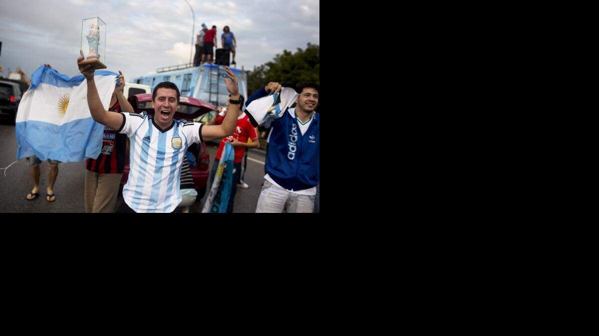 
Fans of the Argentina national soccer team cheered for their team while traveling in Brazil from Sao Paulo to Rio de Janeiro on Thursday. Argentina will play against Germany the final of the 2014 World Cup in Rio de Janeiro on Sunday, July 13. 
