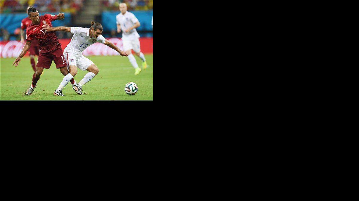 
Portugal's Nani, left, challenges United States' Graham Zusi during the group G World Cup soccer match between the USA and Portugal at the Arena da Amazonia in Manaus, Brazil, Sunday, June 22, 2014. (AP Photo/Paulo Duarte)
