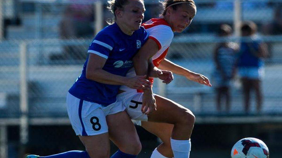 
Amy Rodriquez (8) of FC Kansas City and Caitlin Foord of Sky Blue FC battled for control of the ball on Sunday night at UMKC’s Durwood Stadium. Rodriguez scored her third goal of the season series and led FC Kansas City to a 2-1 victory.
