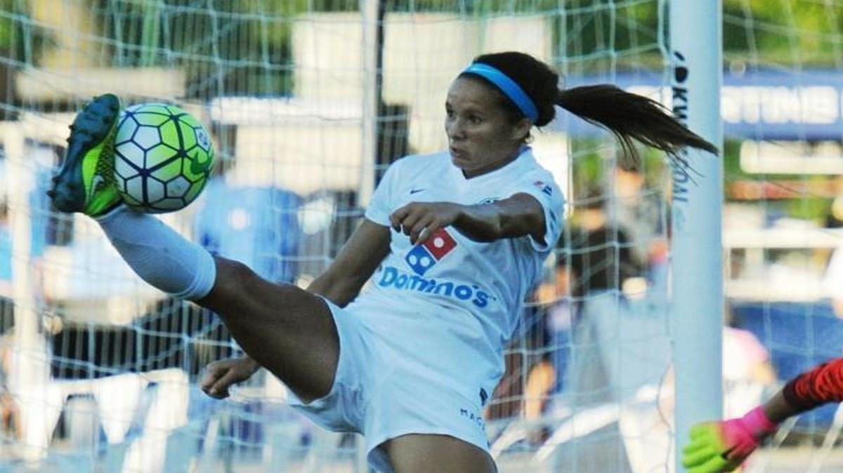 FC Kansas City forward Shea Groom stopped the ball from going out of bounds near the goal as Chicago goalkeeper Alyssa Naeher during a game last year.