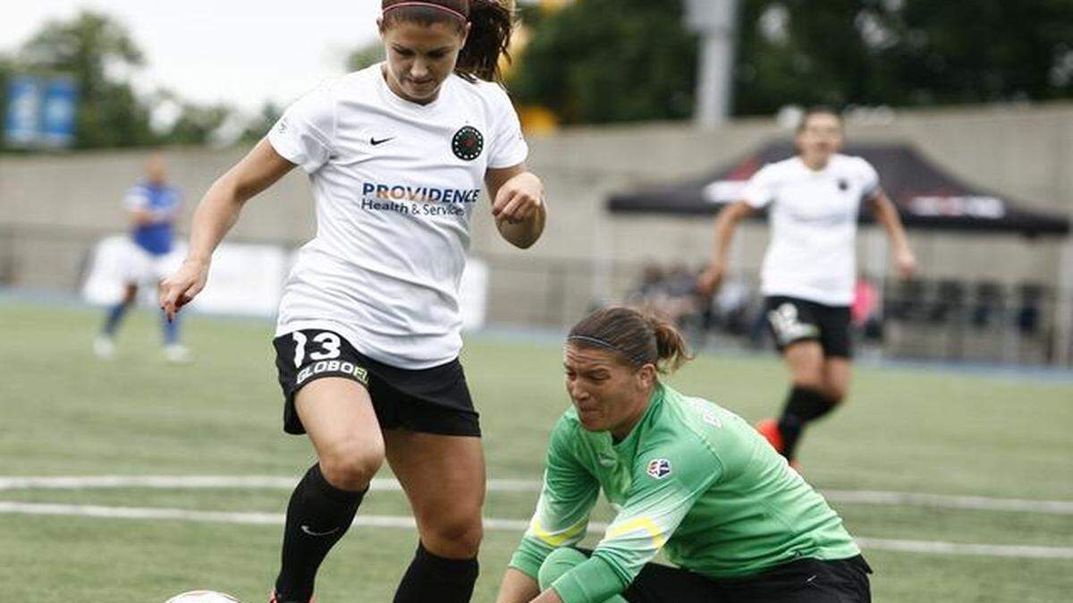 
KC Kansas City’s Nicole Barnhart (right) kept Alex Morgan and her Portland teammates from scoring in the last game between the teams.

