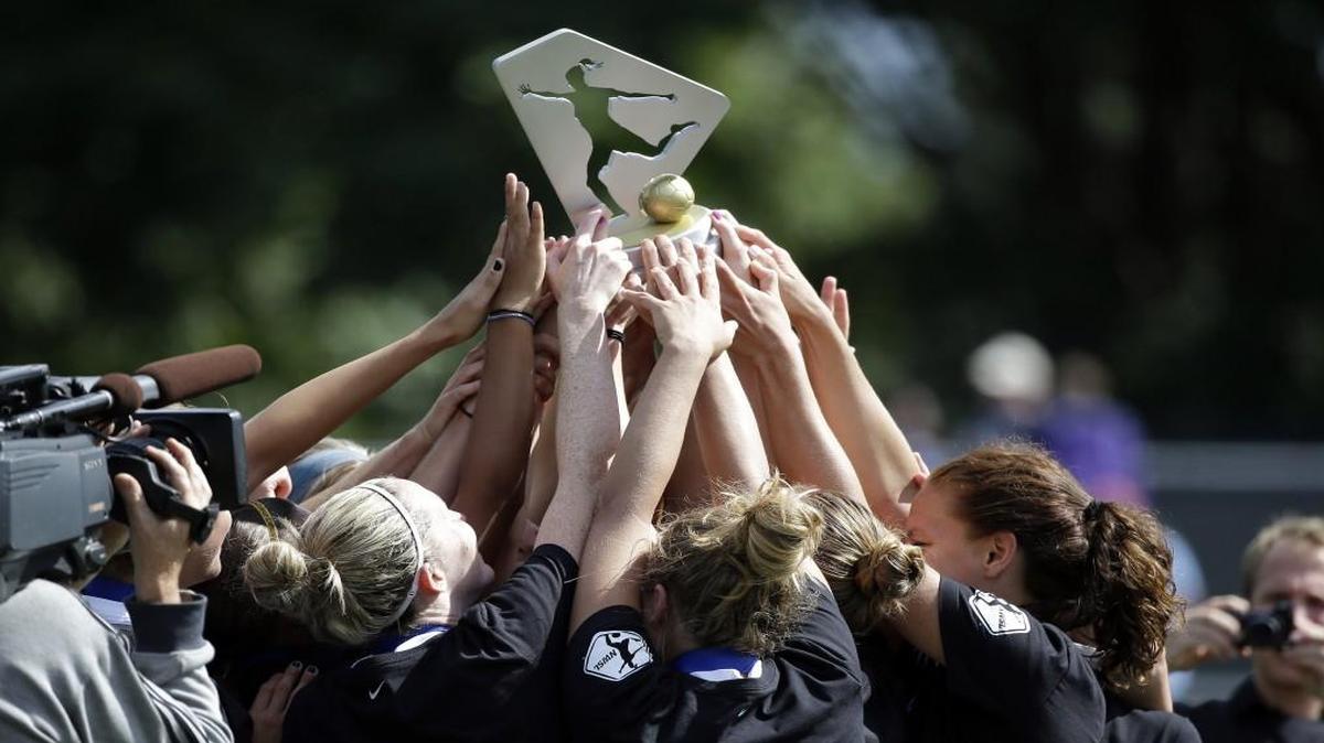 FC Kansas City players lifted the championship trophy after beating the Seattle 2-1 for their first NWSL championship.