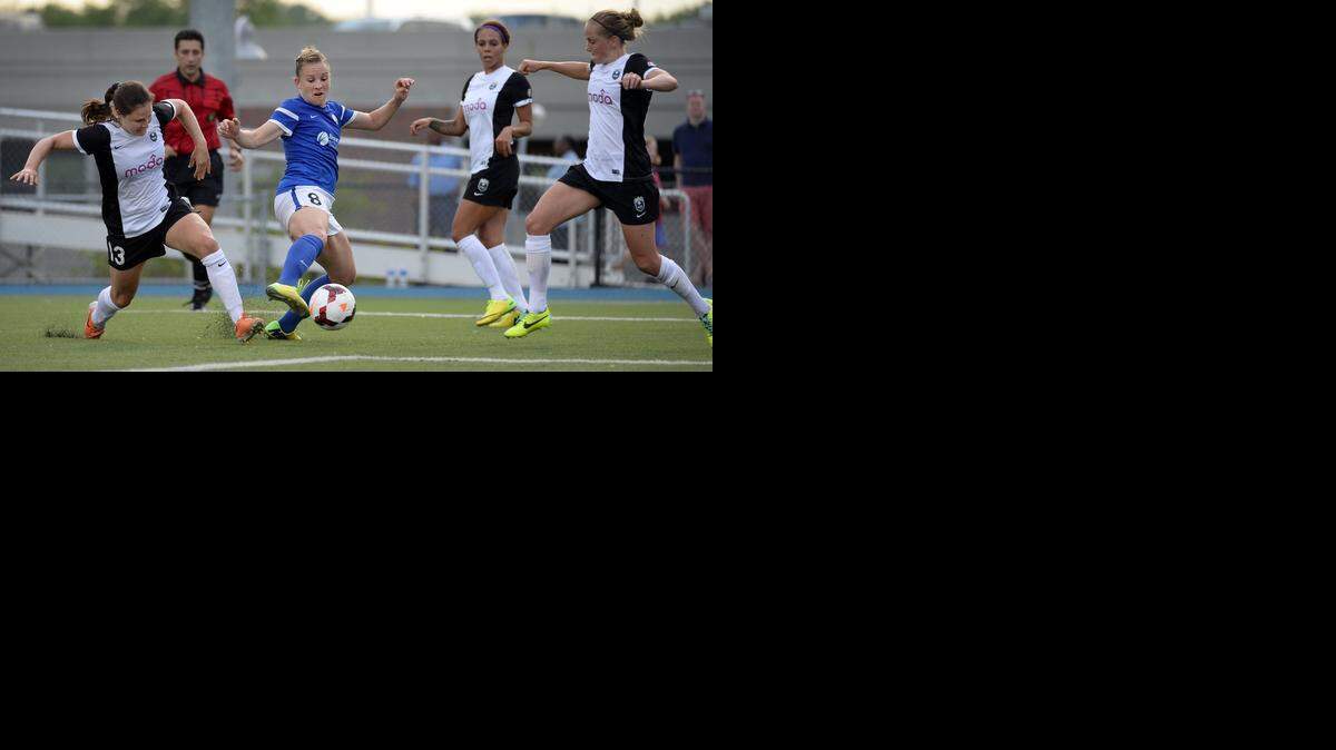 
FC Kansas City’s Amy Rodriguez (center) will be on the U.S. national team for World Cup qualifying.


