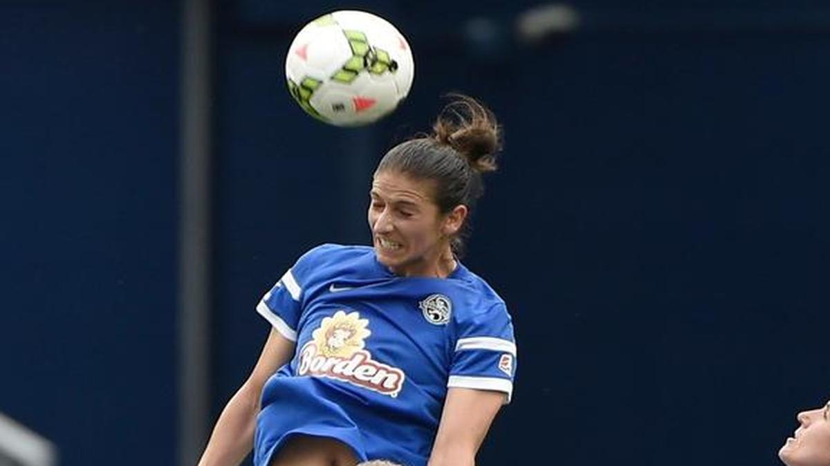 FC Kansas City midfielder Yael Averbuch (left) has spearheaded an auction to help benefit fellow NWSL players who recently lost their belongings in a fire.