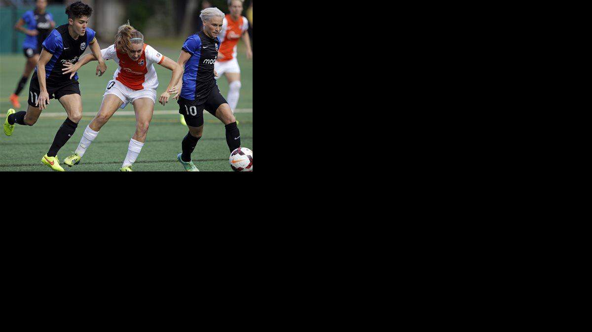 
Sky Blue FC's Katy Freels (center) was caught between Seattle Reign FC's Keelin Winters (left) and Jessica Fishlock in the first half of an NWSL soccer game last month in Seattle. The game was a scoreless draw.
