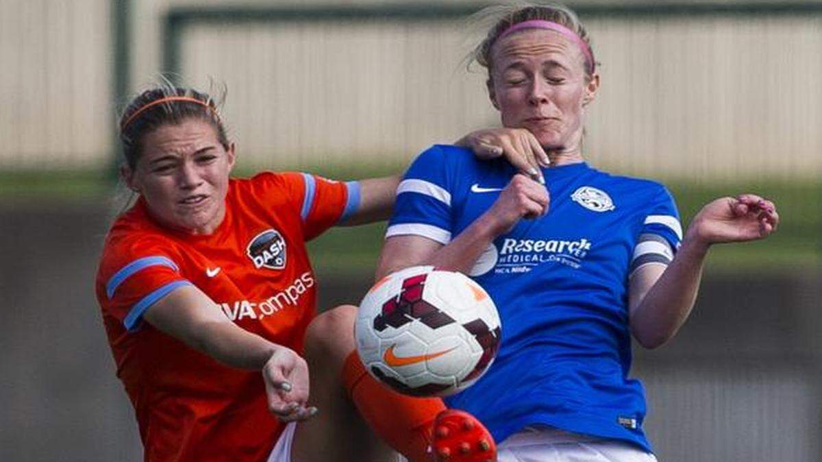 
Becky Sauerbrunn (right) of FC Kansas City and Houston’s Kealia Ohai battled for a ball earlier this year.
