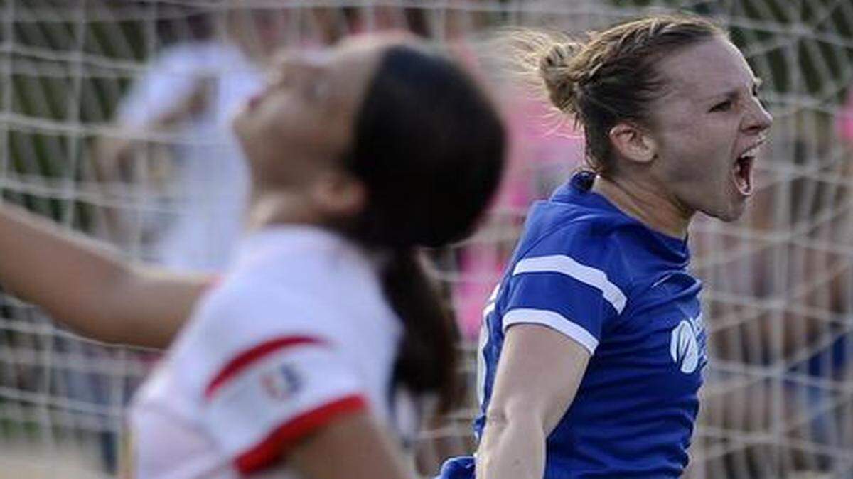 
Amy Rodriguez (right) scored 13 goals this season, the second most in the National Women’s Soccer League.
