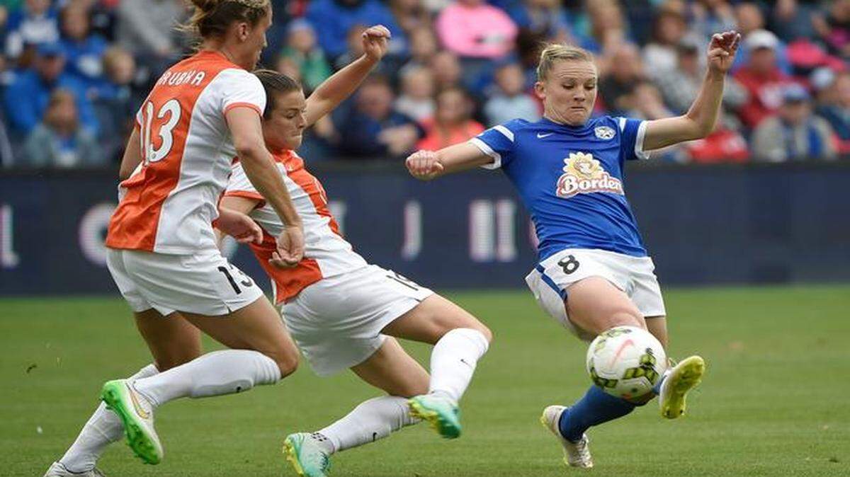 
FC Kansas City’s Amy Rodriguez (right) reaches out to knock the ball away against Sky Blue FC Sunday at Sporting Park. Sky Blue FC beat the defending-champion Blues 1-0 in their National Women’s Soccer League season opener.
