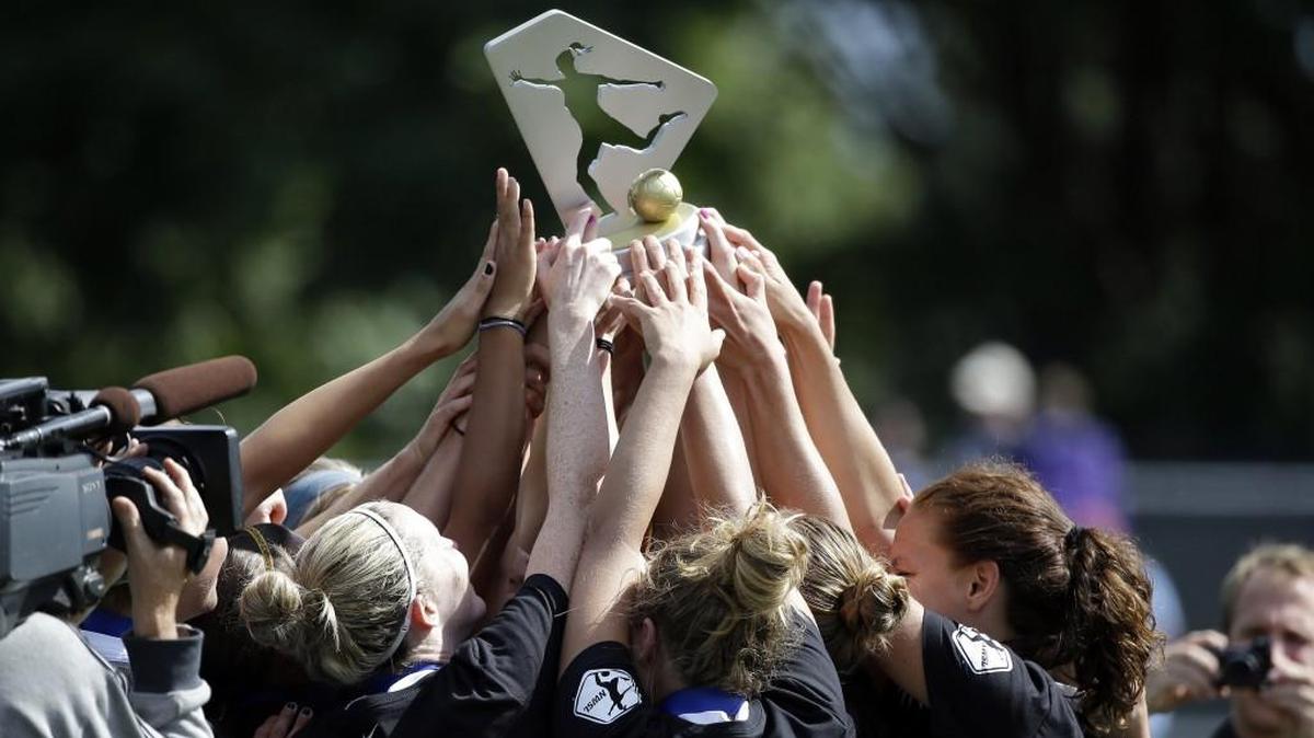 
FC Kansas City players lifted their championship trophy after beating the Seattle Reign FC 2-1 in the NWSL championship soccer match last year in Tukwila, Wash. The teams play again tongiht in this year’s championship game.
