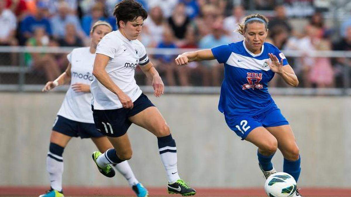 
FC Kansas City’s Lauren Holiday (right)
