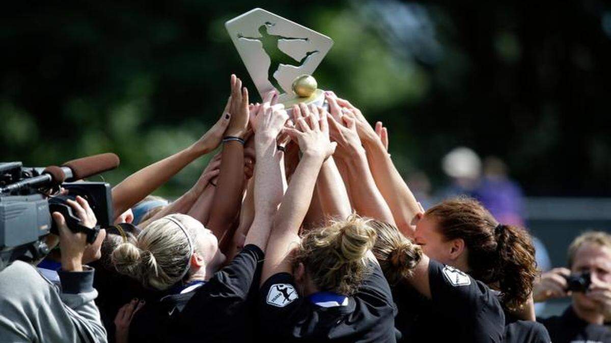 
FC Kansas City players lifted their championship trophy after beating the Seattle Reign FC in the National Women’s Soccer League championship match Sunday in Tukwila, Wash. Kansas City won 2-1.
