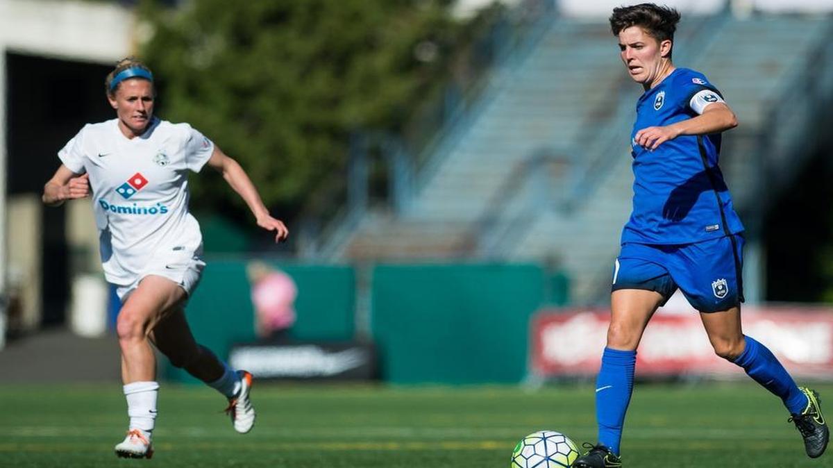 FCKC’s Jen Buczkowski (left) tried to catch up to the Seattle Reign’s Keelin Winters in Sunday’s match.