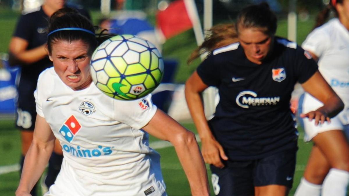 Heather O’Reilly (left) chased a ball during a game last year against Sky Blue FC.