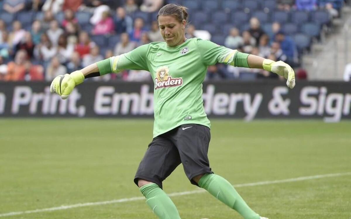 FC Kansas City goalie Nicole Barnhart will return for a fourth season, the team announced Tuesday.